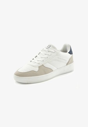 Weißer Sneaker mit einer Kombination aus glattem Leder und beige-farbenem Wildleder. Verfügt über perforierte Zehenpartie, weiße Schnürsenkel und einen marineblauen Akzent an der Ferse.