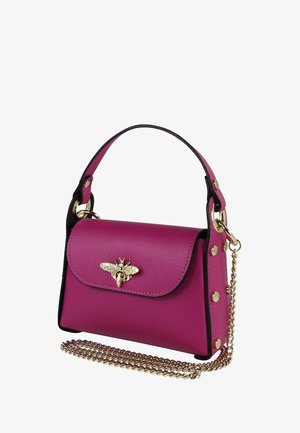 Sac à main en cuir fuchsia avec un emblème d'abeille en or, doté d'un rabat, d'une bandoulière en chaîne et d'accents dorés décoratifs sur le côté.