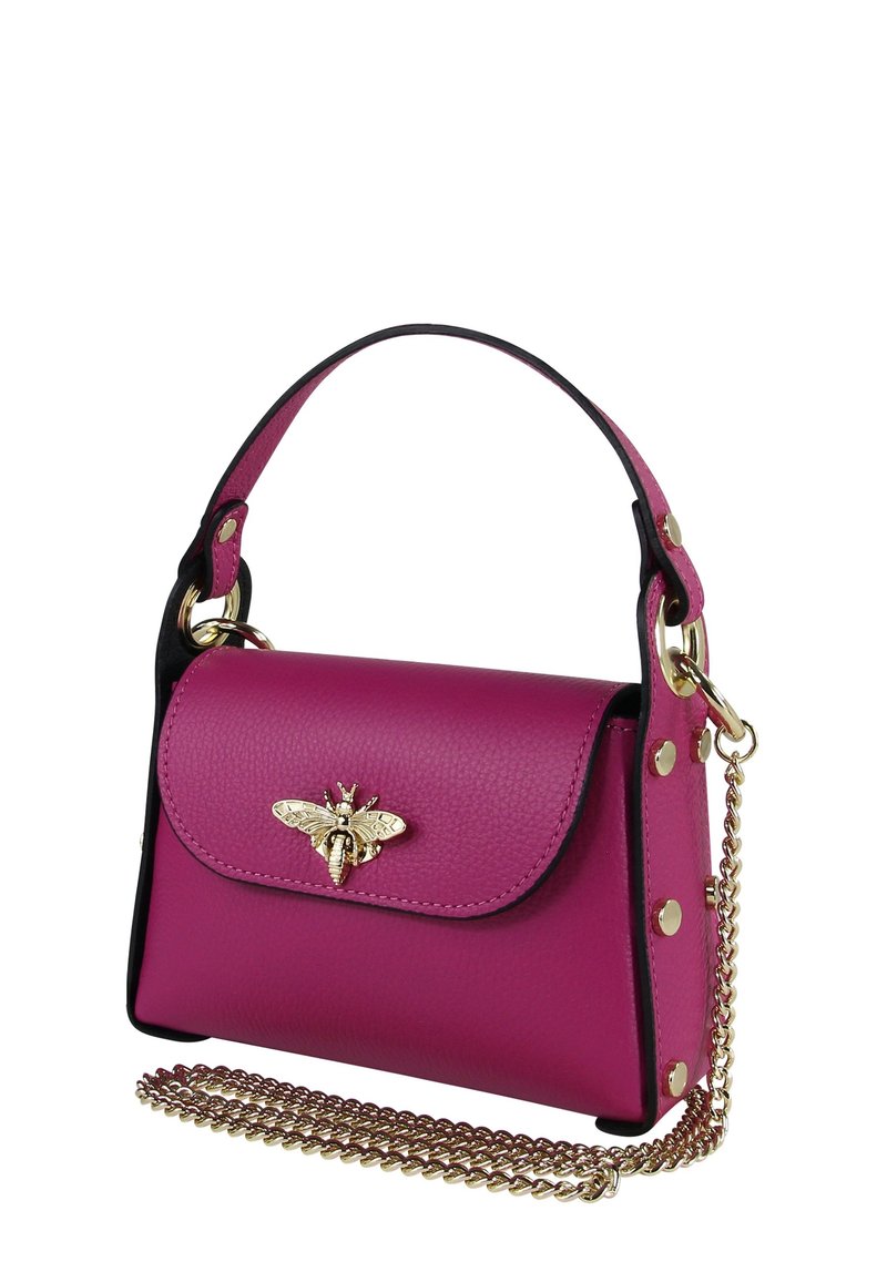 Fuchsia leren handtas met een gouden bij-embleem, uitgerust met een omgevouwen klep, kettinghengsel en decoratieve gouden accenten aan de zijkant.