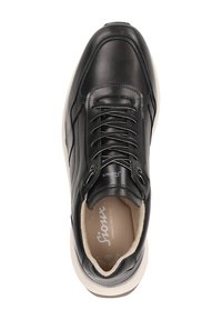 Schwarzer Ledersneaker mit abgerundeter Zehenpartie, Schnürverschluss und strukturierten Seitenpaneelen. Verfügt über eine hellfarbige Sohle und Innenpolsterung.