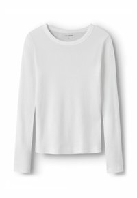 Weißes, langärmliges Rippstrick-Oberteil mit rundem Ausschnitt, seitlichen Schlitzen am Saum und weicher Textur. Schlichtes und klares Design.