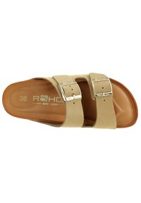 Beżowe skórzane sandały z dwoma regulowanymi paskami, srebrnymi klamrami i gładką brązową wkładką. Rozmiar 38 oznaczony wewnątrz.