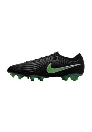 Chaussure de football Nike noire avec des crampons verts sous la semelle et un grand swoosh Nike vert et blanc sur le côté, vue de l'extérieur.