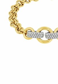 Pulsera de metal en tono dorado con eslabones entrelazados, con un diseño de cadena intrincado y secciones acentuadas por rhinestones transparentes.
