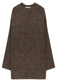 Pull marron en maille à manches longues avec un col rond, présentant un motif côtelé texturé sur tout le tissu.