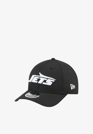 Schwarze Baseballmütze mit einem weißen gestickten "JETS"-Logo auf der Vorderseite, runder Krone und strukturiertem Schirm.
