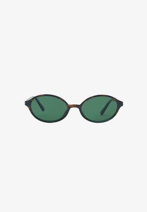 Lunettes de soleil ovales aux verres vert foncé et monture à motif écaille, posées à plat sur un fond blanc.