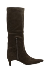 Bota de ante marrón hasta la rodilla con punta afilada y un tacón pequeño, que presenta un cierre de cremallera lateral y una textura suave.