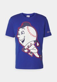 Modré bavlněné tričko s velkým bílým baseballovým charakterem s červenou čepicí a nápisem "Mets" v modrém písmu. Krátké rukávy a kulatý výstřih.