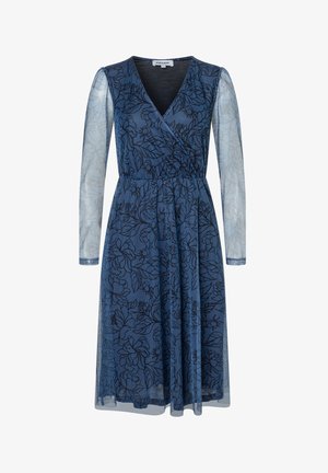 Blauwe wikkeljurk met een zwart bloemenpatroon, lange doorschijnende mouwen en een getailleerde taille. Soepele textuur met een vloeiende rok.