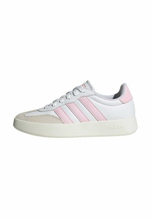 Zapatillas de cuero blanco con acentos de ante rosa, que presentan tres rayas blancas y una suela de goma texturizada. Ligeras con un diseño clásico.