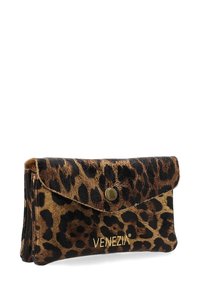 Læderpung med leopardprint, flap-lukning, messingfarvet tryklås og præget "VENEZIA" logo. Glat overflade og kompakt design.