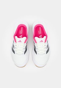 Baskets de sport blanches avec des semelles intérieures roses, tige en mesh, accents gris et lacets blancs. Présente le logo Adidas sur la languette et la semelle intérieure.