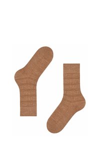 Calzini a coste marroni con una texture morbida, progettati con una forma curva per adattarsi al piede, accentuati da motivi di maglia orizzontali.