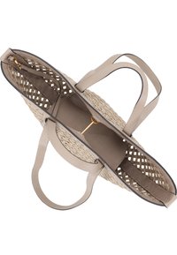 Beige gewebte Tragetasche mit Ledergriffen und abnehmbarem Lederbeutel im Inneren, von oben betrachtet.