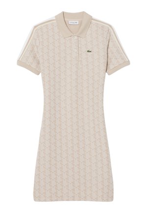 Beige polojurk met korte mouwen, subtiel geometrisch patroon, twee knopen aan de voorkant, gestreepte schouderdetails en een klein groen krokodillenlogo op de borst.