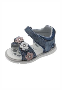 Sandales en denim avec trois accents floraux en rose et gris, des sangles Velcro, une semelle intérieure rembourrée et une semelle extérieure en caoutchouc blanc.