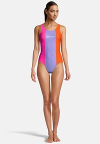 Farbblockierter einteiliger Badeanzug mit orange, pink und lila Abschnitten. Verfügt über einen runden Halsausschnitt und ein figurbetontes Design. Logo auf der Vorderseite angezeigt.