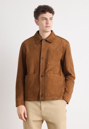Chaqueta de ante marrón con cuello, botones frontales y dos grandes bolsillos. Textura suave, ajuste entallado y diseño minimalista.
