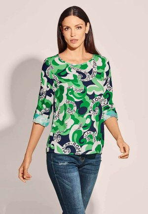 Multikleurige blouse met groene, blauwe en witte abstracte patronen en textelementen. Gemaakt van lichtgewicht stof met een ronde halslijn.