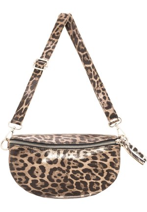 Umhängetasche mit Leopardenmuster, verstellbarem Riemen, Reißverschluss und kleinem passenden Reißverschlussanhänger auf weißem Hintergrund.