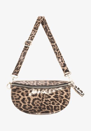 Umhängetasche mit Leopardenmuster, verstellbarem Riemen, Reißverschluss und kleinem passenden Reißverschlussanhänger auf weißem Hintergrund.
