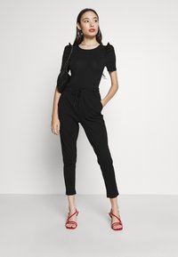 ONLY Petite ONLPOPTRASH EASY - Auduma bikses - black