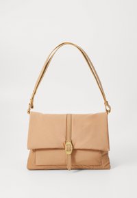 Beżowa nylonowa torba na ramię z fold-over designem, zapięciem na złotą klamrę oraz odpinanym paskiem na ramię. Gładka tekstura, minimalistyczny styl.