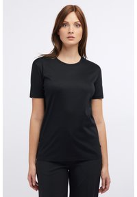 Schwarzes Kurzarm-T-Shirt aus glattem Stoff. Hat einen runden Ausschnitt, ein schlichtes Design und eine entspannte Passform.