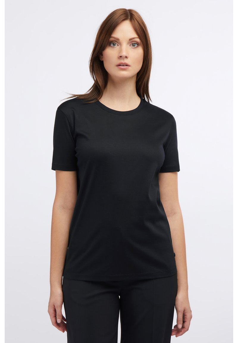 Schwarzes Kurzarm-T-Shirt aus glattem Stoff. Hat einen runden Ausschnitt, ein schlichtes Design und eine entspannte Passform.