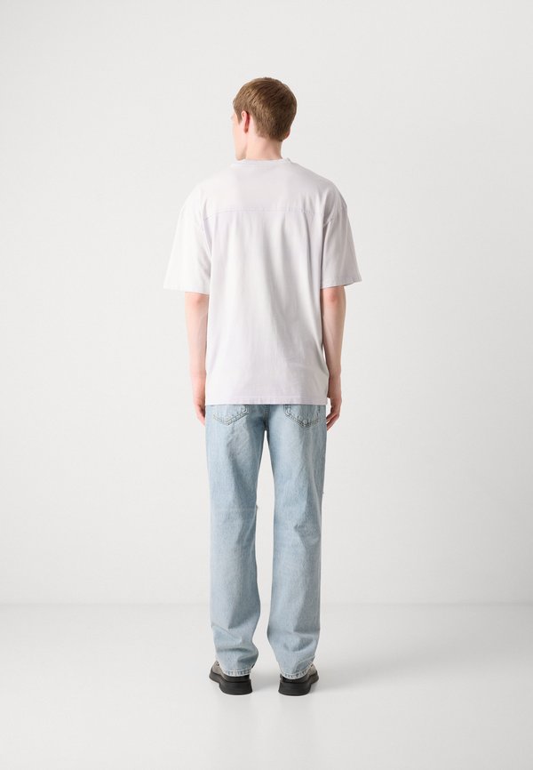 DUTYE - Print T-shirt - open purple3