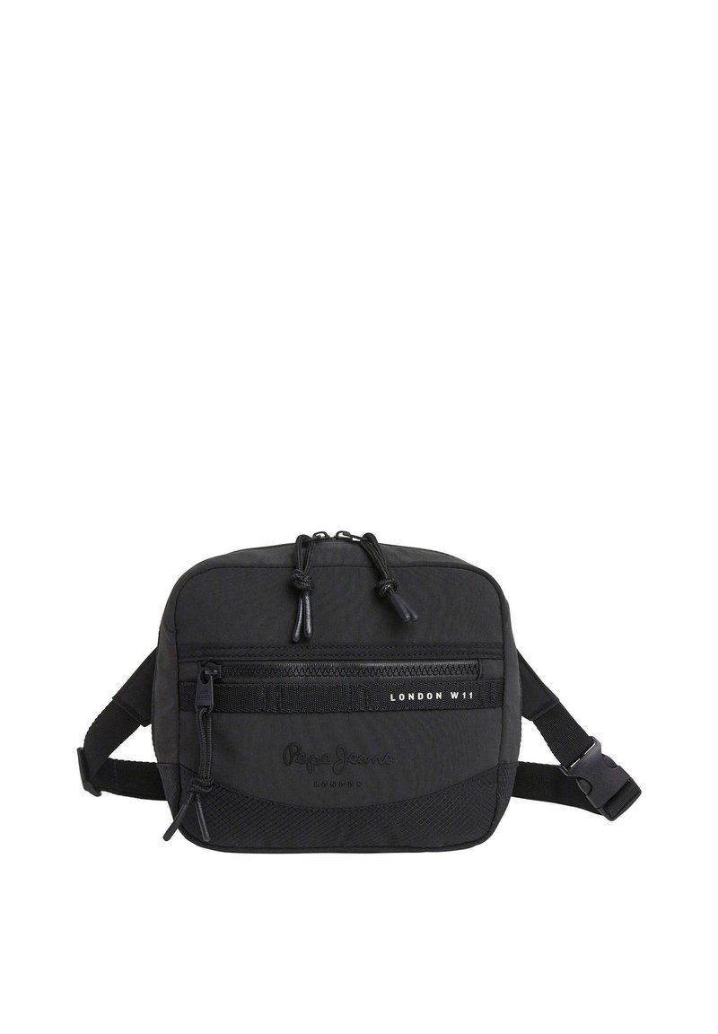 Čierna crossbody taška z tkaniny s nastaviteľným popruhom, textúrovaný povrch, predná vrecko na zips a reliéfne logo. Kompaktný a obdĺžnikový dizajn.