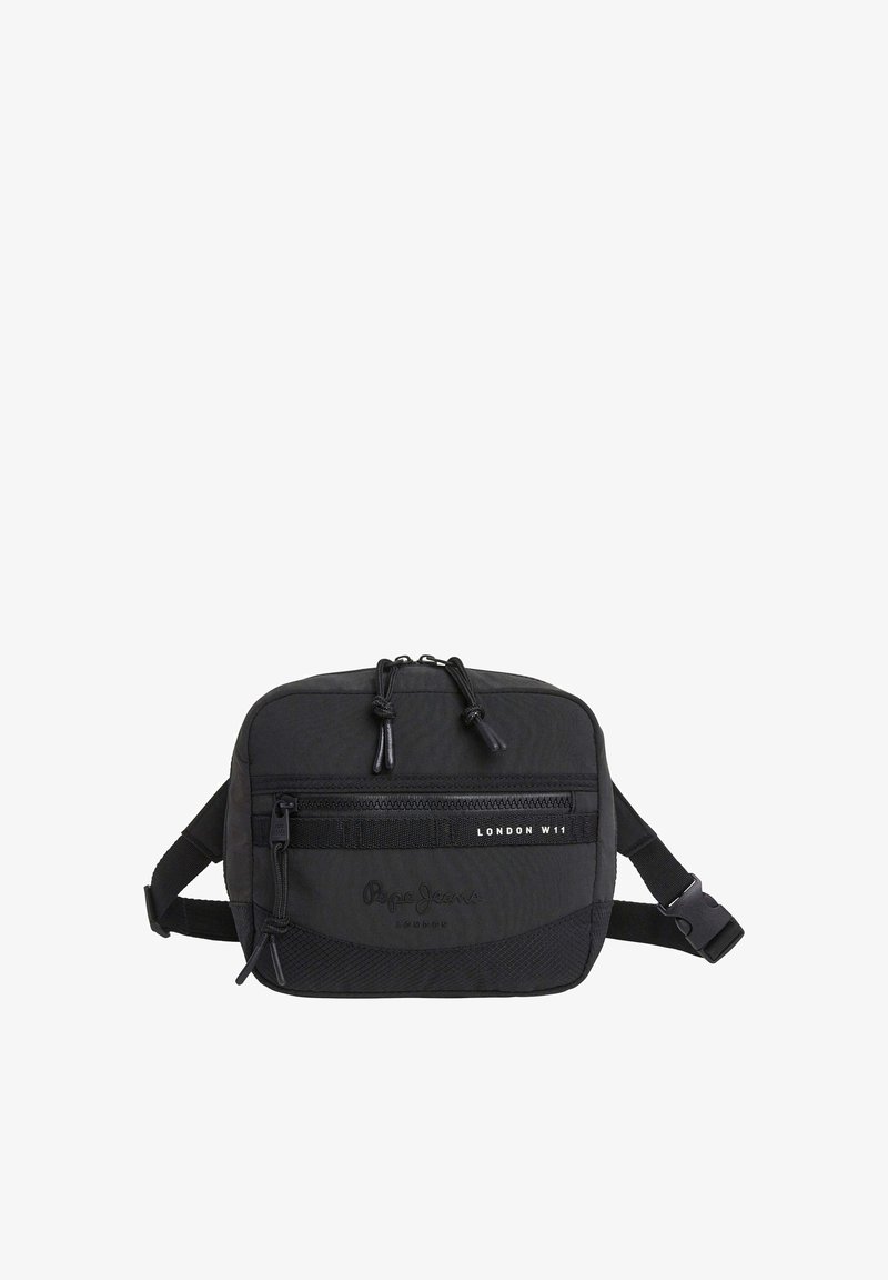 Čierna crossbody taška z tkaniny s nastaviteľným popruhom, textúrovaný povrch, predná vrecko na zips a reliéfne logo. Kompaktný a obdĺžnikový dizajn.
