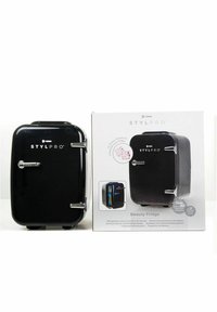 Compact zwarte beautkoelkast met chroomaccenten en afgeronde hoeken, voorzien van een voorhandvat en deurvergrendeling. Inclusief verpakking met productdetails.