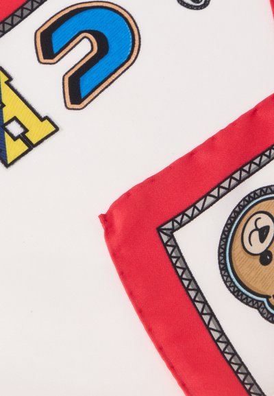 Spalvota medžiaga su mėlynomis ir geltonomis raidėmis „A“ ir „?“ raudoname rėme bei apvaliu lokio piešiniu juodu kontūru. Lygus paviršius.