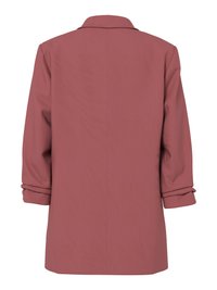 Veste longue rose poussiéreux avec manches retroussées vue de dos sur fond blanc.