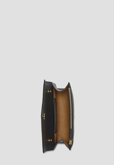 Borsa in pelle nera con texture liscia, hardware dorato e scomparto con zip. L'interno presenta un rivestimento beige e più tasche.