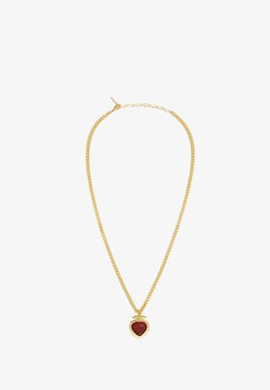Collier chaîne en or avec un petit pendentif rouge en forme de cœur encadré d'or sur fond blanc.
