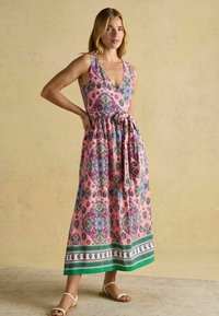 Rosa floral Maxi-Kleid mit tiefem V-Ausschnitt, tailliertem Bund und einem gemusterten Saum in Blau- und Grüntönen. Hergestellt aus leichtem Stoff.
