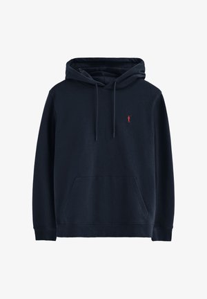 Granatowy hoodie wykonany z miękkiego materiału, z kieszenią z przodu, kapturem ze sznureczkiem i małym czerwonym logo na klatce piersiowej.