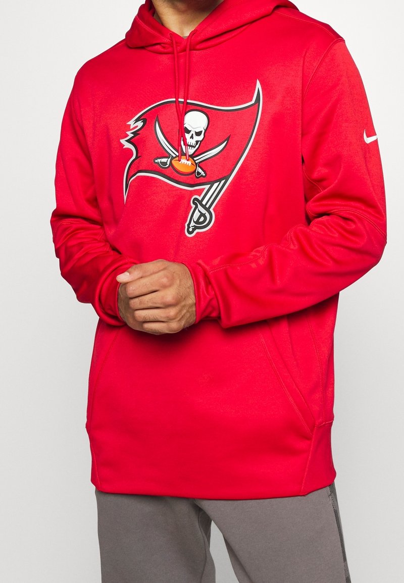 Sweat à capuche Nike rouge arborant le logo des Tampa Bay Buccaneers. Tissu doux, manches longues, capuche réglable avec cordon de serrage, coupe décontractée avec poches latérales.
