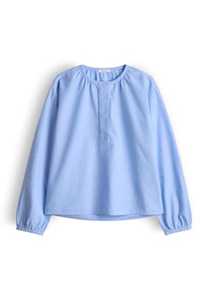 Blouse en coton bleu clair avec manches longues, encolure froncée et patte de boutonnage à l'avant. Texture lisse, coupe ample, et poignets élastiqués.