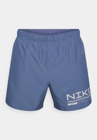 Blå atletiske shorts med elastisk midjebånd. Venstre ben har en hvit Nike-logo og et geometrisk mønster. Glatt, lett stoff.