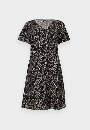 Črna obleka s kratkimi rokavi z belim abstraktnim vzorcem valovitih linij, V-izrezom, oprijetim pasom in razširjenim krilom do kolen.