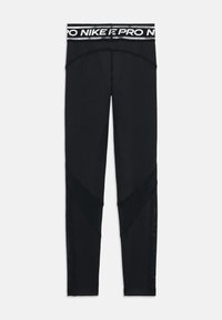 Fekete leggings széles elasztikus derékpánttal, amelyen fehér "Nike Pro" logó található. A strukturált oldalsó panelek és a testhez simuló kialakítás fokozza a rugalmasságot.