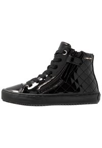 Sorte høyde sneakers laget av lakk lær med kviltet mønster, med sorte snører og glidelåser på sidene. Gummisåle.