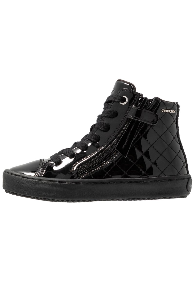 Sorte høyde sneakers laget av lakk lær med kviltet mønster, med sorte snører og glidelåser på sidene. Gummisåle.