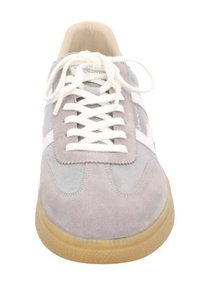 Hellgraue Wildledersneaker mit weißen Akzenten, runder Zehenform, flachen Schnürsenkeln und einer Gummisohle. Glatte und strukturierte Oberflächen.