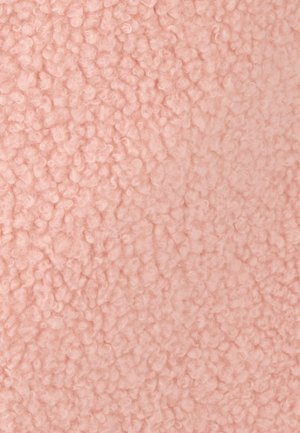 Tela suave y esponjosa de color rosa claro, con una textura en forma de lazos y rizos pequeños y densamente agrupados, ideal para proporcionar calidez y suavidad.