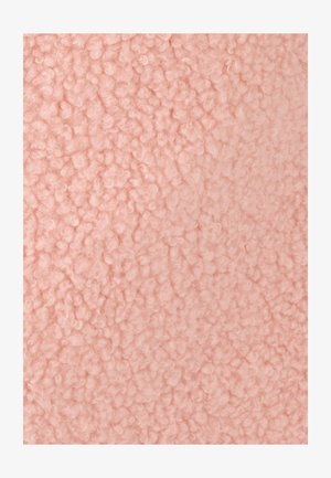 Tela suave y esponjosa de color rosa claro, con una textura en forma de lazos y rizos pequeños y densamente agrupados, ideal para proporcionar calidez y suavidad.